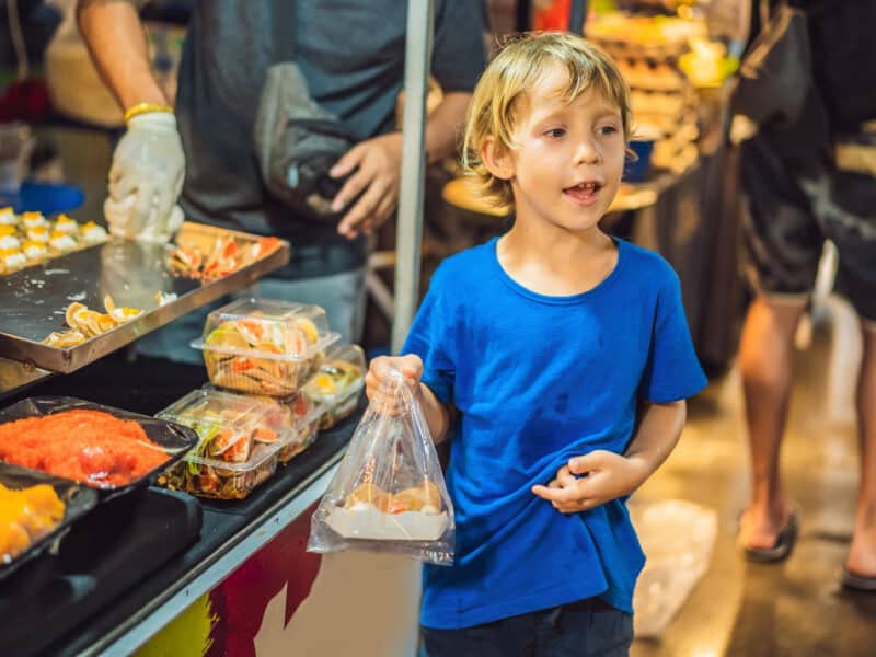 kleiner-junge-tourist-auf-dem-asiatischen-lebensmittelmarkt-der-walking-street